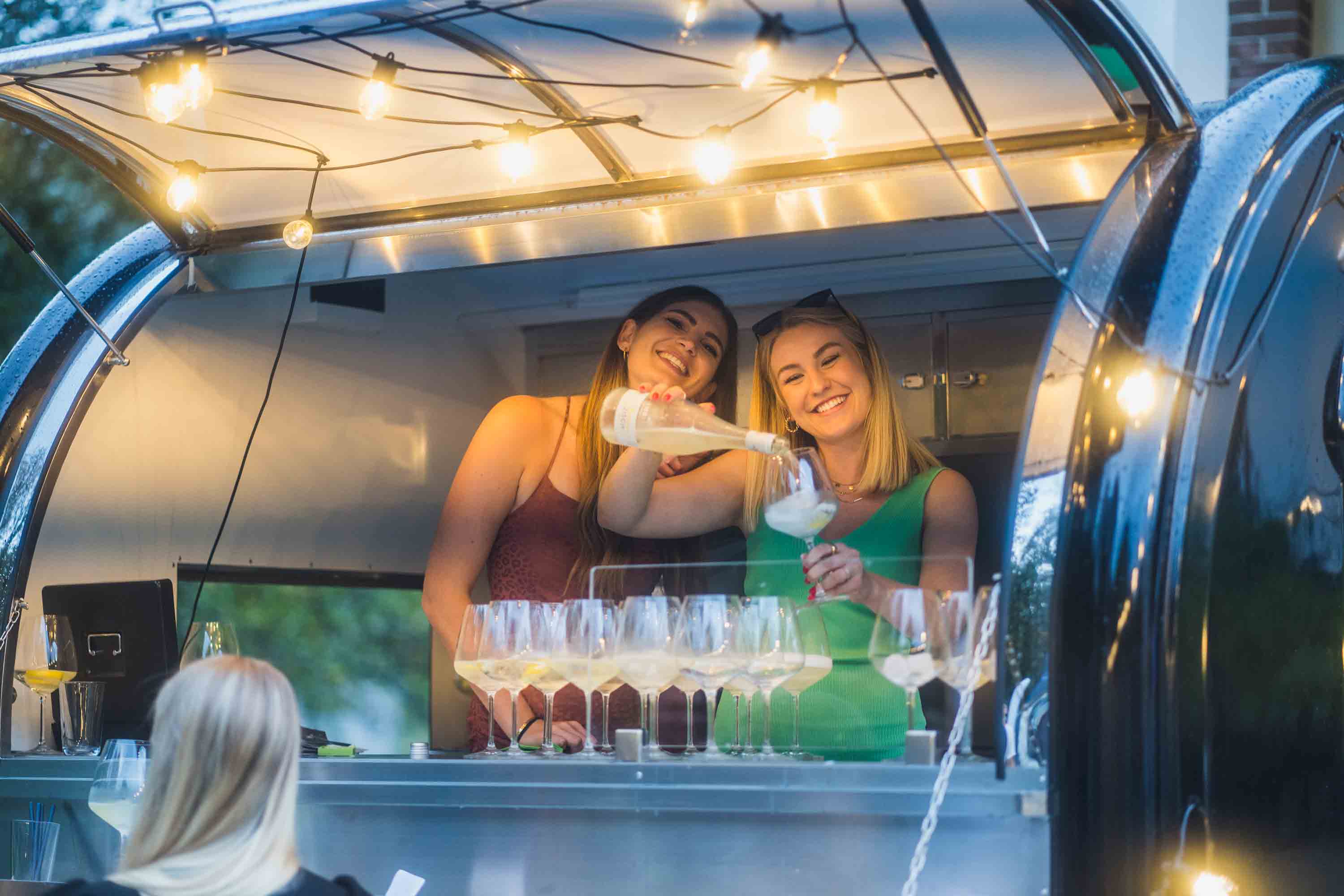 verkaufsanhaenger-mobile-weinbar-buddystar